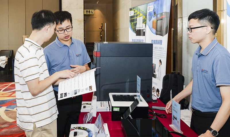 銷售總經理為客戶展示商品，耐心答疑解惑