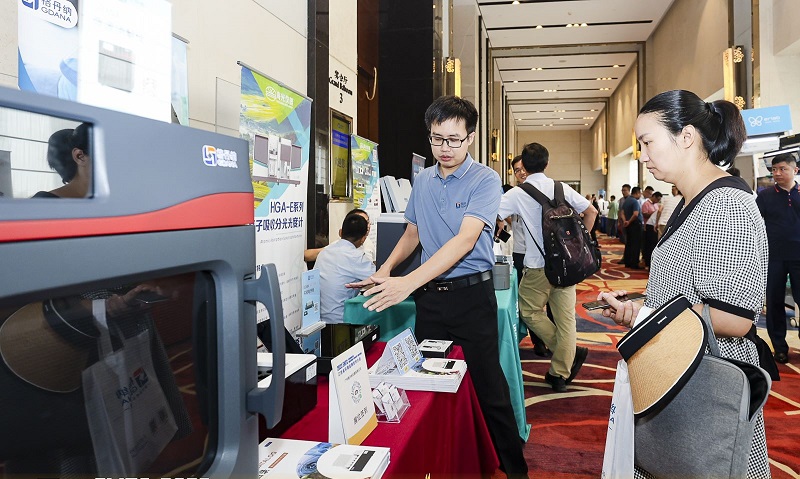 銷售總經理為客戶展示商品，耐心答疑解惑