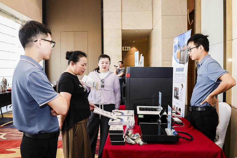 格丹納銷售總經理為實驗室老師介紹儀器 格丹納銷售總經理為實驗室老師介紹儀器