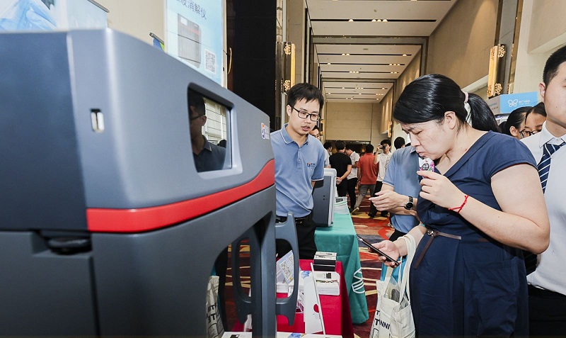 銷售總經理為客戶展示商品，耐心答疑解惑